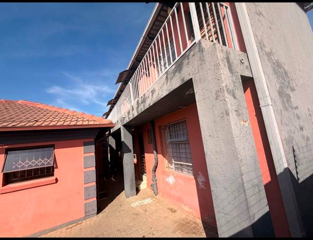 11 BEDROOM HOUSE FOR SALE IN OLIEVENHOUTBOSCH
